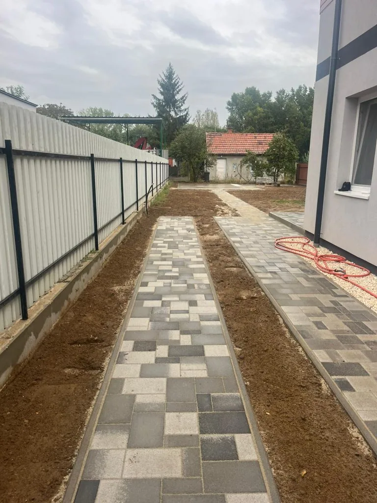 Kombi térkő járda és kerti út családi ház mellett, szegélykővel