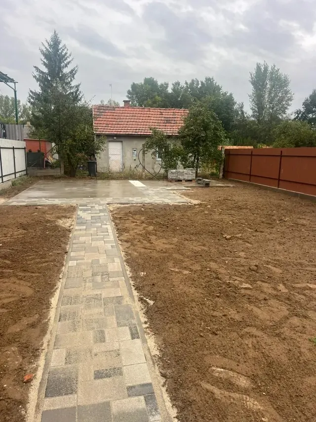 Kombi térkőből épült kerti út a hátsó kertbe, betonozott felülethez csatlakozva