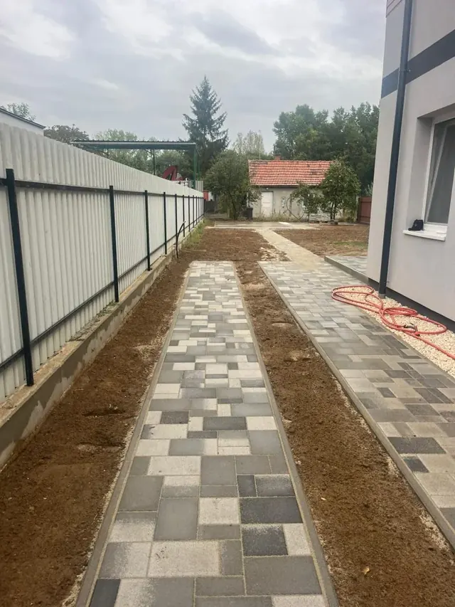 Kombi térkő járda és kerti út családi ház mellett, szegélykővel
