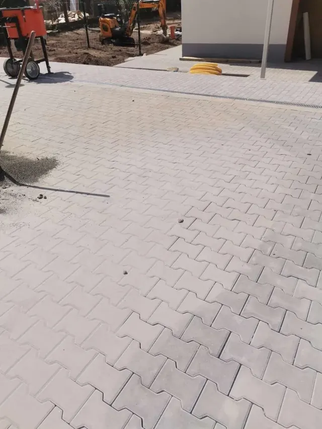 Behaton térkő udvar keresztirányban beépített vonalas folyókával