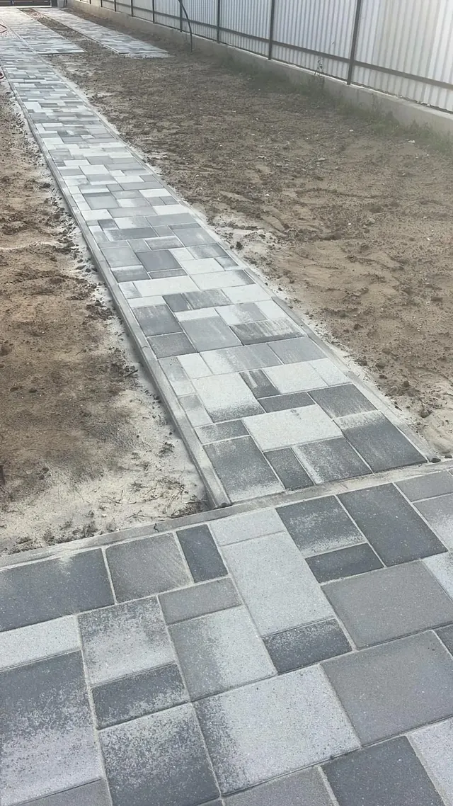 Kombi térkő kerti út csatlakozása a ház melletti térkő terasz felületéhez